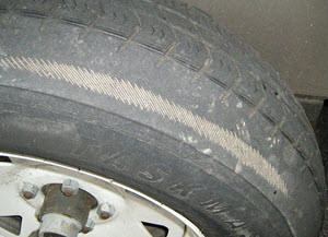 Slitet däck som körts med för lågt tryck